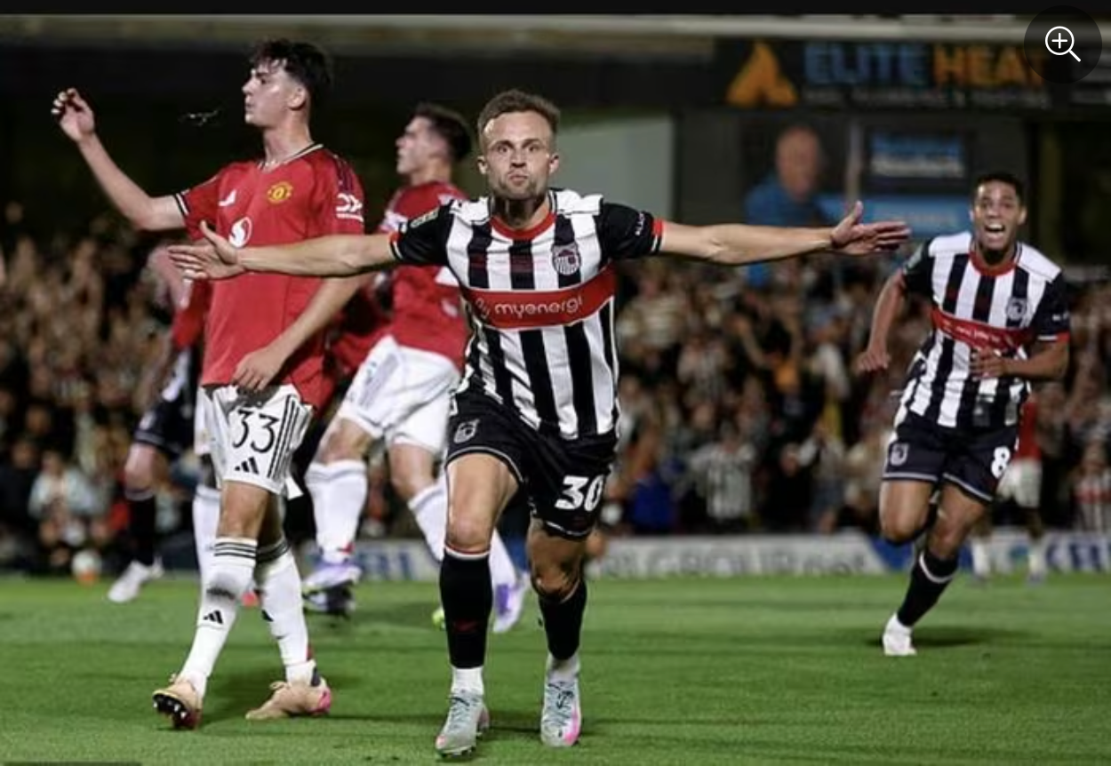 Grimsby tạo cú sốc lịch sử, loại Man United khỏi League Cup